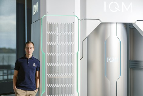 Eric Hyyppä katsoo kameraan.