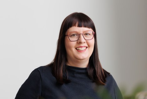 Profiilikuvassa Sonja Hyrynsalmi.