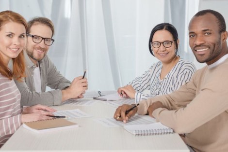 4 ihmistä, pöydän äärellä, TJS