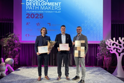 Voittajia palkintojen kanssa lavalla.