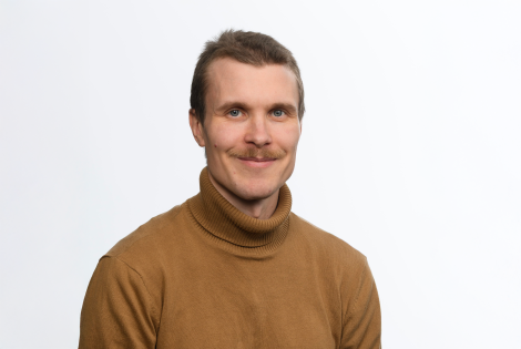 Panu Musakka katsoo kameraan.