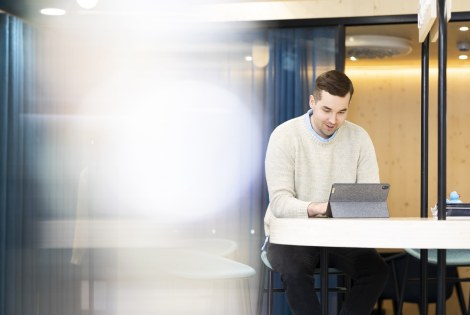 Henkilö pädin kanssa.