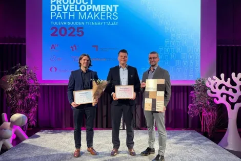 Palkitut seisovat lavalla.