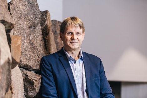 Henkilökuvassa Aalto-yliopiston dekaani Jouko Lampinen.