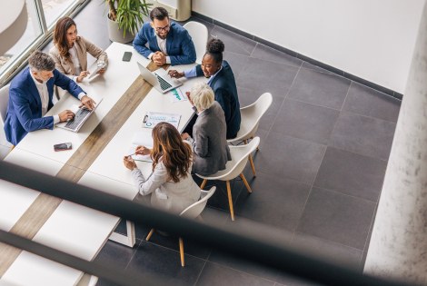 Henkilöitä neukkarissa.