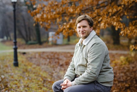 Mikael Hietala istuu puiston penkillä.