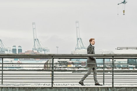 Joel Kronqvist kävelee satamassa.