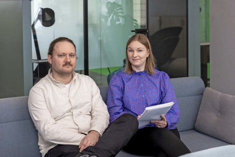 Markus Lindholm ja Minna Vallinrinne istuvat sohvalla.