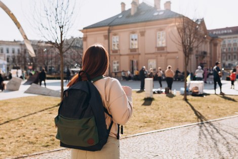 Nuori henkilö reppu selässä.