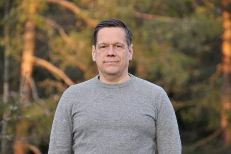 Janne Kalliola katsoo kameraan.