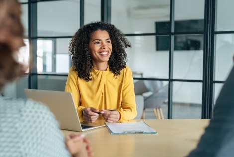 nainen, tietokone, keltainen pusero, rekrytointi