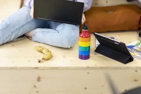 juomapullo, sateenkaari, opiskelija