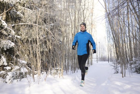 Teemu Pukkila juoksee metsässä.