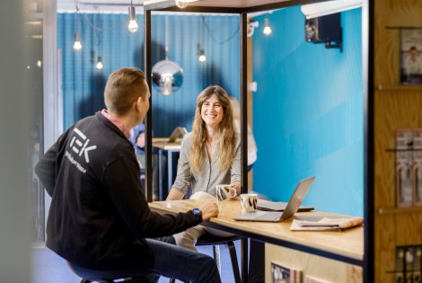 Kaksi henkilöä keskustelemassa.