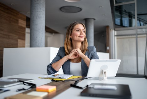 intuitio, nainen, pöytä, tietokone, istuu