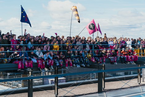 Kumpulan kampuksen vapputunnelmaa, opiskelijoita haalareissaan.