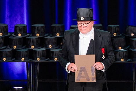 Jari Jokinen tohtorinhattu päässään.
