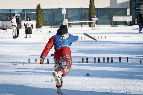 Teekkari kyykkää.