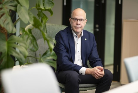 Teemu Hankamäki katsoo kameraan.