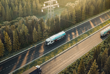 Vetyä kuljetetaan maanteitse metsän läpi ja tien yli menee voimalinjoja