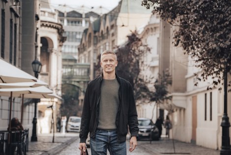 Joonas Ryhänen kuvattuna kaupunkimaisemassa Santiago de Chilessä