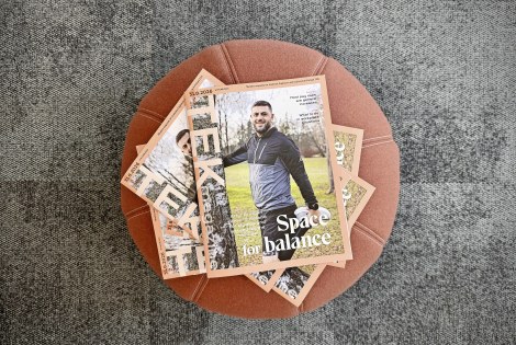 Pehmustetulla jakkaralla on pino TEK Magazine -lehtiä.
