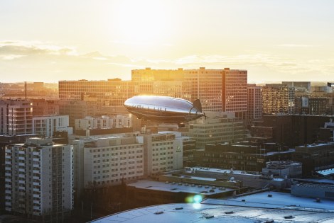 Kelluu-ilmalaiva Helsingin Itä-Pasilan yllä auringonnousussa