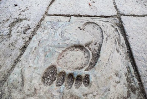 Jalanjälki painautuneena laattaan.