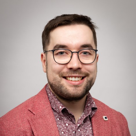 Owain Hopeaketo.