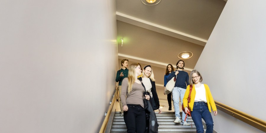 Ihmisiä kävelee rappusissa