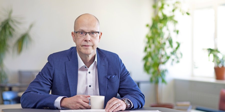 Teemu Hankamäki katsoo kameraan.