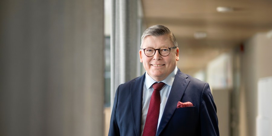Jari Jokinen katsoo kameraan.