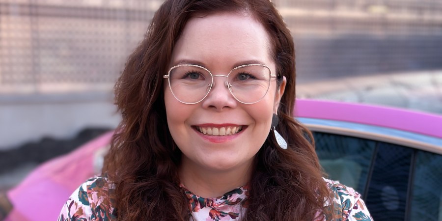 Reetta Siltasalmi-Kautto in front of a pink car.