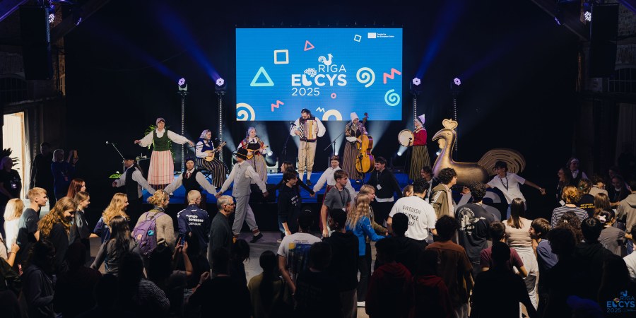 Orkesteri esiintyy nuorille EUCYS-kilpailun tilaisuudessa.