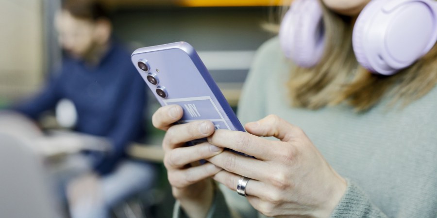 Henkilö katsoo puhelinta.