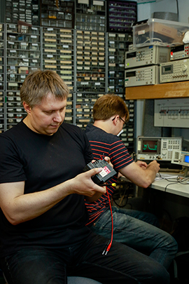 Marko Suovulan mielestä Helsinki Hacklabissa parasta ovat tilaa käyttävät samanhenkiset ihmiset. Suovulan takana Heikki Salminen suorittaa radioteknistä koetta. Kuva: Helena Hagberg