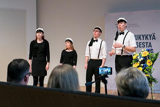 Juhlatunnelmaa loi Dominanten lauluesitys.