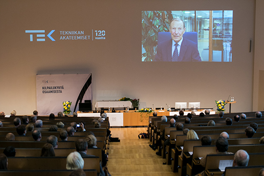 TEKin uusi kunniajäsen Jaakko Ihamuotila tervehti juhlayleisöä videoitse.