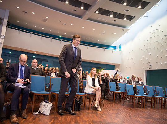 Rehtori Jouko Niinimäen [keskellä] mukaan Oulun yliopistossa syntynyt osaaminen on muuttanut maailmaa sekä merkittävien innovaatioiden että alumnien osaamisen ja työpanoksen kautta. Niinimäen vasemmalla puolella Olli-Pekka Heinonen (OKM) ja oikealla Katri Siivola (Koodiviidakko).
