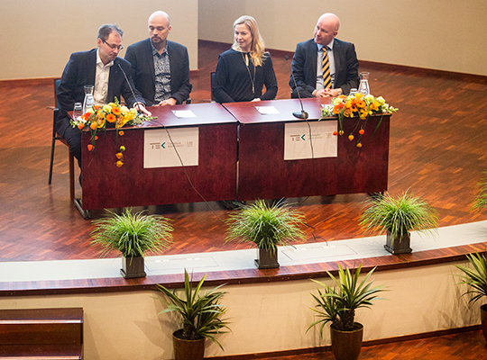 Panelistit vasemmalta: tutkimusjohtaja Harri Posti (OY), CEO Pasi Leipälä (Haltian), CEO Sari Heinonen (NapapiiriHub) ja asiakkuuspäällikkö Janne Mustonen (BusinessOulu).