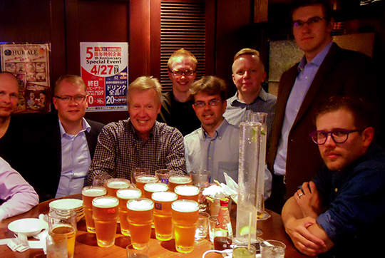 Tusinalle Tosimiehelle ("itsensä suomalaisiksi miehiksi tuntevat tai seuraa haluavat") maittoi palauttava olut kuun ensimmäisen keskiviikon tapaamisessa Hub Pubissa. Kuva: Jaakko Takalainen