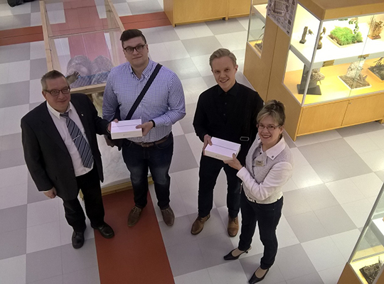 TEKin asiamiehet Jukka Orava (vas.) ja Pirre Hyötynen (oik.) luovuttivat palkinto-iPadit Jarno Salmelalle ja Matti Haapamäelle Oulun yliopistossa 30.10.